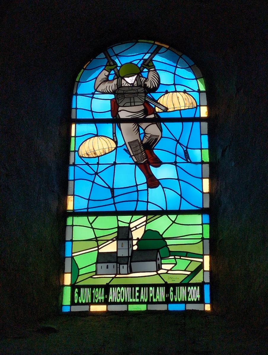 Vitrail de l'Église d'Angoville Vitrail de l'Église d'Angoville